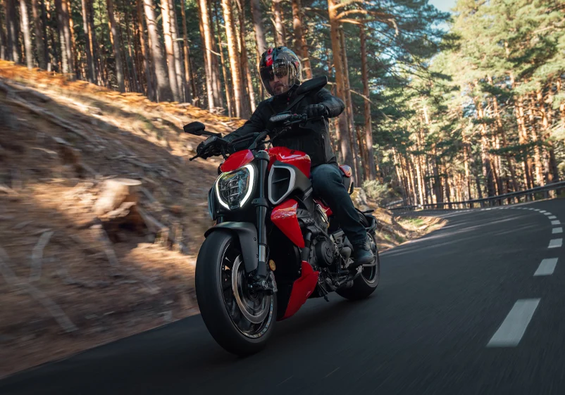 2026 Ducati Diavel V4 - Red - Image 12