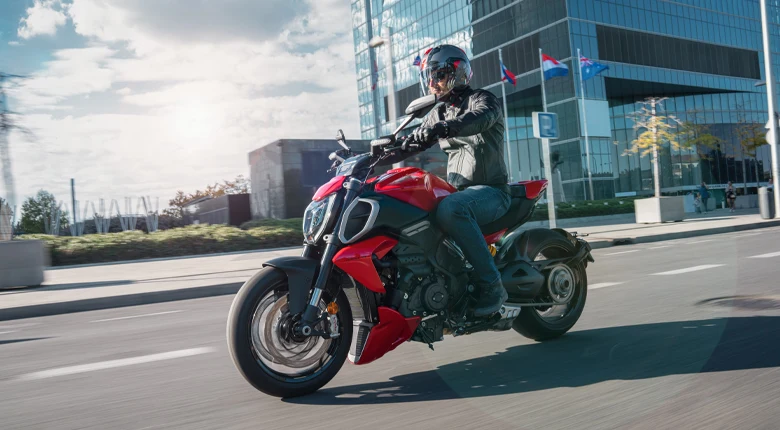 2026 Ducati Diavel V4 - Red - Image 9