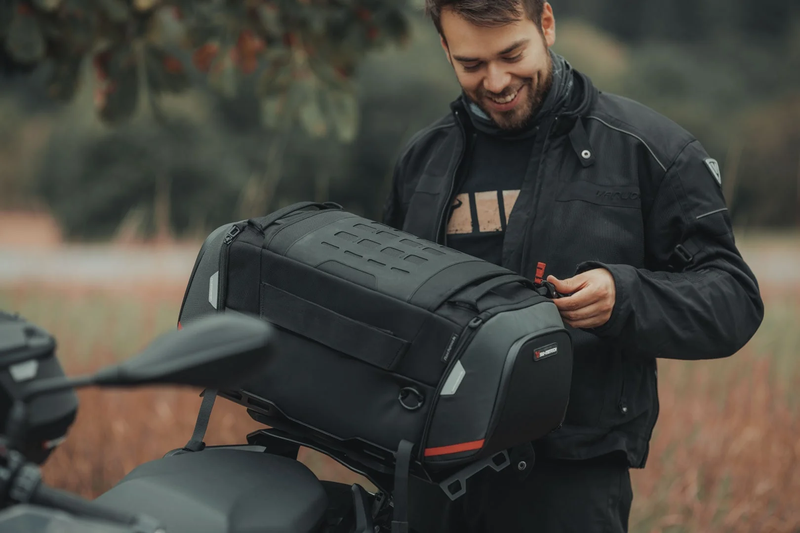 BC.HTA.00.305.30000 - SW-MOTECH - PRO Rackpack tail bag - 1680D Ballistic Nylon /Anthracite 32-42 l - BLACK - Image 5